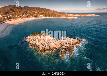 Panoramablick auf einen der berühmtesten und beliebtesten Strände der Region Chalkidiki - Kalamitsi auf der Halbinsel Sithonia. Besuch in Griechenland und Stockfoto