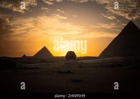 Der archäologische Komplex der Großen Ägyptischen Pyramiden befindet sich auf dem Hochplateau von Gizeh. Zweite Pyramide von Chephren khefren im Nachtlicht bei Sonnenuntergang. Stockfoto