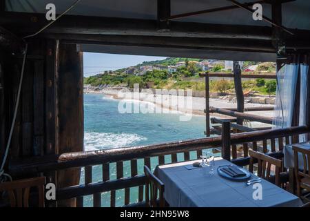 Blick von den Höhlen des Trabocco-Tals von San Vito Chietino, Abruzzen, Italien, Europa Stockfoto