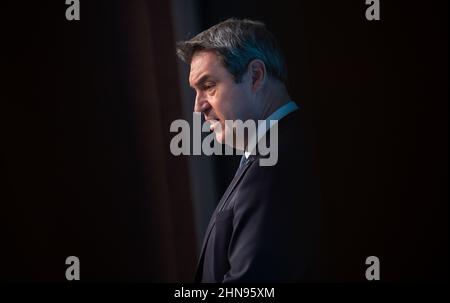 München, Deutschland. 15th. Februar 2022. Der bayerische Ministerpräsident Markus Söder (CSU) spricht im Anschluss an die Kabinettssitzung auf einer Pressekonferenz. Quelle: Sven Hoppe/dpa/Alamy Live News Stockfoto