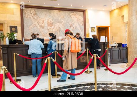 27. Oktober 2021, Athene Village Pallas, Griechenland: Die Leute stehen Schlange und warten darauf, aus dem Luxushotel auszuchecken Stockfoto