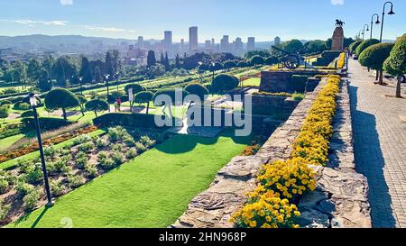 Pretoria, Südafrika, 14th. Dezember - 2021: Gärten an Gewerkschaftsgebäuden mit Blick in die Innenstadt. Stockfoto