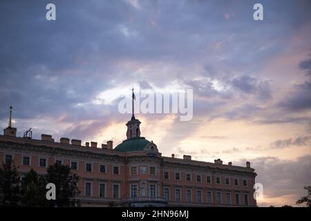 St. Michael's Castle bei Sonnenuntergang mit einem dramatischen Himmel im Hintergrund. Stockfoto