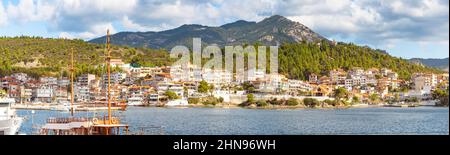 25. Oktober 2021, Neos Marmaras, Griechenland: Panoramablick auf einen Ferienort in Chalkidiki, Sithonia. Reiseziele und Immobilien Stockfoto