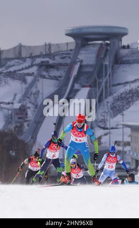 Zhangjiakou, Chinas Provinz Hebei. 15th. Februar 2022. Athleten treten während der 4x7,5-km-Staffel von Biathlon-Männern im Nationalen Biathlon-Zentrum in Zhangjiakou, nordchinesische Provinz Hebei, am 15. Februar 2022 an. Quelle: Jiang Hongjing/Xinhua/Alamy Live News Stockfoto