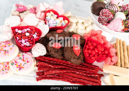 Valentinstag Käseplatine mit verschiedenen Keksen und Süßigkeiten. Stockfoto