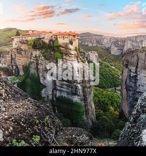 Panoramablick auf das Kloster von Varlaam Gebäude auf einem Sandsteinfelsen. Wunder von Meteora - Harmonie von Mensch und Natur in Griechenland. Ein muss für einen Besuch der Iconi Stockfoto