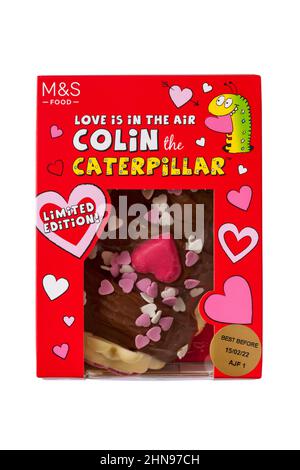 Love is in the Air Colin the Caterpillar Cake Limited Edition Ready for Valentines von M&S isoliert auf weißem Hintergrund Stockfoto