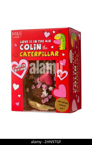 Love is in the Air Colin the Caterpillar Cake Limited Edition Ready for Valentines von M&S isoliert auf weißem Hintergrund Stockfoto