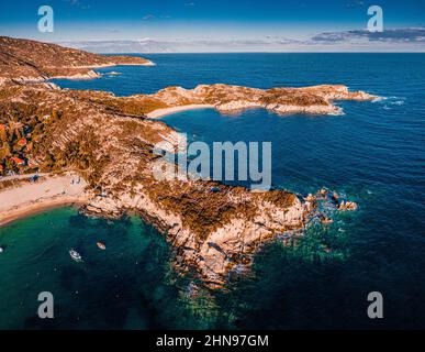 Vertikale Luftaufnahme von Felsen und Klippen in der Region Chalkidiki - Kalamitsi auf der Halbinsel Sithonia. Besuch in Griechenland und Urlaubskonzept Stockfoto