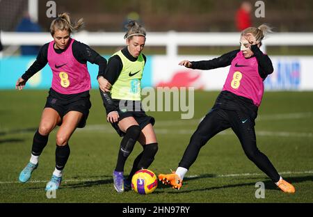 Die Engländerin Rachel Daly, Jordan Nobbs und Alex Greenwood während der Trainingseinheit im Rockliffe Park, Darlington. Bilddatum: Dienstag, 15. Februar 2022. Stockfoto