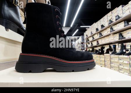 Demi Saison schwarze Schuhe im Laden. Schuhe sind in einer Reihe. Viele Schuhe. Selektiver Fokus Stockfoto