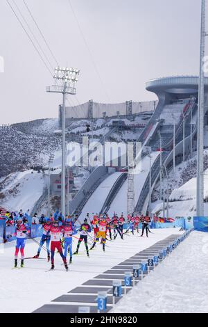 Zhangjiakou, Chinas Provinz Hebei. 15th. Februar 2022. Athleten treten während der 4x7,5-km-Staffel von Biathlon-Männern im Nationalen Biathlon-Zentrum in Zhangjiakou, nordchinesische Provinz Hebei, am 15. Februar 2022 an. Quelle: Peng Ziyang/Xinhua/Alamy Live News Stockfoto