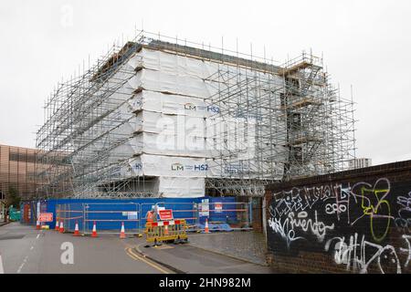 Die denkmalgeschützte 1 Old Curzon Street Station in Birmingham, die im Rahmen des neuen Bahnhofskomplexes für das Terminal Birmingham HS2 restauriert wird, ist von einem Gerüst umgeben. Stockfoto