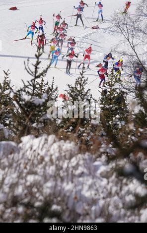 Zhangjiakou, Chinas Provinz Hebei. 15th. Februar 2022. Athleten treten während der 4x7,5-km-Staffel von Biathlon-Männern im Nationalen Biathlon-Zentrum in Zhangjiakou, nordchinesische Provinz Hebei, am 15. Februar 2022 an. Quelle: Jiang Hongjing/Xinhua/Alamy Live News Stockfoto