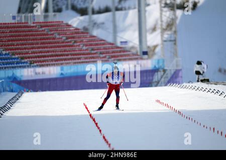 Zhangjiakou, Chinas Provinz Hebei. 15th. Februar 2022. Der Norweger Vetle Sjaastad Christiansen tritt während der 4x7,5-km-Staffel von Biathlon-Männern im Nationalen Biathlon-Zentrum in Zhangjiakou, der nordchinesischen Provinz Hebei, am 15. Februar 2022 an. Kredit: Zhan Yan/Xinhua/Alamy Live Nachrichten Stockfoto