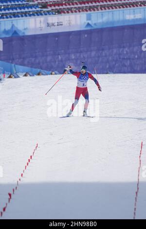 Zhangjiakou, Chinas Provinz Hebei. 15th. Februar 2022. Der Norweger Vetle Sjaastad Christiansen tritt während der 4x7,5-km-Staffel von Biathlon-Männern im Nationalen Biathlon-Zentrum in Zhangjiakou, der nordchinesischen Provinz Hebei, am 15. Februar 2022 an. Quelle: Peng Ziyang/Xinhua/Alamy Live News Stockfoto