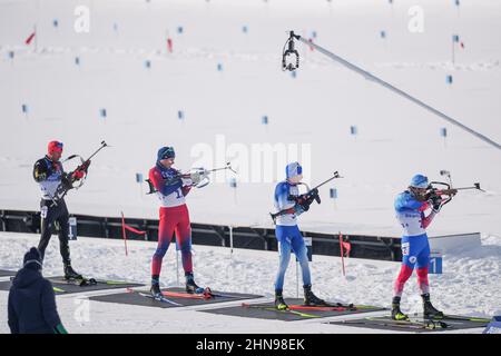 Zhangjiakou, Chinas Provinz Hebei. 15th. Februar 2022. Athleten treten während der 4x7,5-km-Staffel von Biathlon-Männern im Nationalen Biathlon-Zentrum in Zhangjiakou, nordchinesische Provinz Hebei, am 15. Februar 2022 an. Quelle: Peng Ziyang/Xinhua/Alamy Live News Stockfoto