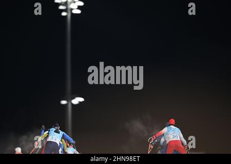 Zhangjiakou, China. 15th. Februar 2022. Nordisches Skifahren/Kombination: Olympiade, individuell, große Schanze/10 km, Männer, Athleten auf der Strecke. Quelle: Hendrik Schmidt/dpa-Zentralbild/dpa/Alamy Live News Stockfoto