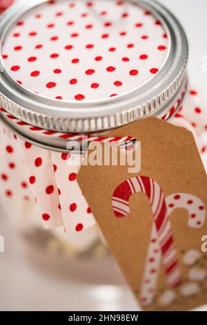 Herstellung hausgemachte heiße Schokolade mischen in trinkenden Einmachglas für Weihnachtsessen Geschenk. Stockfoto