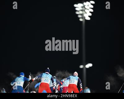 Zhangjiakou, China. 15th. Februar 2022. Nordisches Skifahren/Kombination: Olympiade, individuell, große Schanze/10 km, Männer, Athleten auf der Strecke. Quelle: Hendrik Schmidt/dpa-Zentralbild/dpa/Alamy Live News Stockfoto