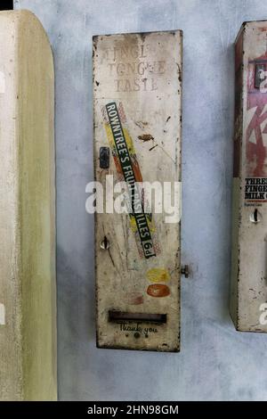 A Rowntree's Fruit Pastilles Verkaufsautomat, Streetlife Museum, Museumsviertel, Kingston upon Hull, East Riding of Yorkshire, Großbritannien. Stockfoto