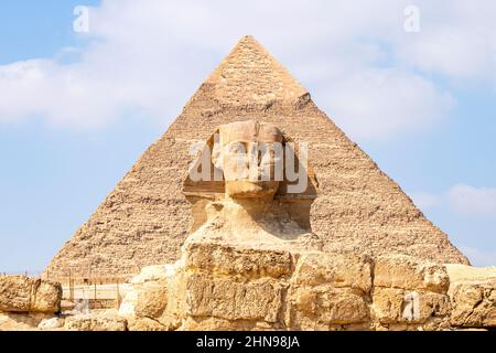 Khephras Pyramide und die große Sphinx. Nekropole auf der Hochebene von El-Giza. Kairo, Ägypten. Die zweite Pyramide auf dem Hintergrund auf einem schönen wolkigen blauen Himmel da Stockfoto