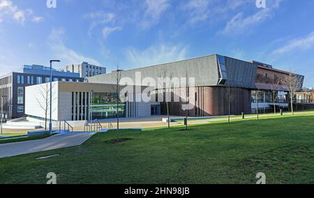 Außerhalb des Potteries Museum and Art Gallery, Hanley, Stoke-on-Trent, Staff, England, VEREINIGTES KÖNIGREICH Stockfoto