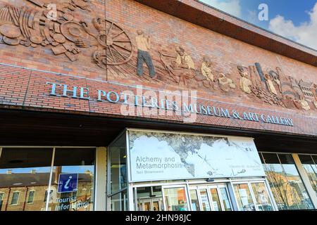 Außerhalb des Potteries Museum and Art Gallery, Hanley, Stoke-on-Trent, Staff, England, VEREINIGTES KÖNIGREICH Stockfoto