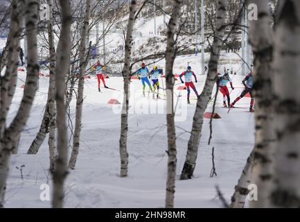 Zhangjiakou, Chinas Provinz Hebei. 15th. Februar 2022. Athleten treten während der 4x7,5-km-Staffel von Biathlon-Männern im Nationalen Biathlon-Zentrum in Zhangjiakou, nordchinesische Provinz Hebei, am 15. Februar 2022 an. Quelle: Jiang Hongjing/Xinhua/Alamy Live News Stockfoto