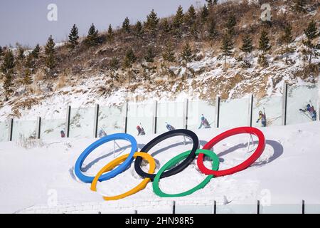 Zhangjiakou, Chinas Provinz Hebei. 15th. Februar 2022. Athleten treten während der 4x7,5-km-Staffel von Biathlon-Männern im Nationalen Biathlon-Zentrum in Zhangjiakou, nordchinesische Provinz Hebei, am 15. Februar 2022 an. Quelle: Peng Ziyang/Xinhua/Alamy Live News Stockfoto