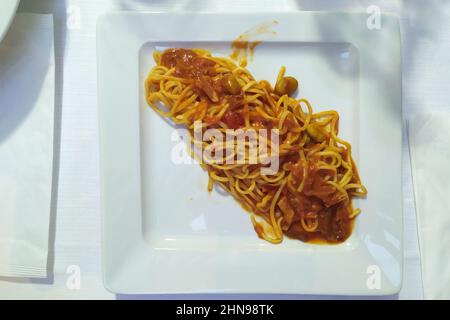 Tagliolini Pasta mit Tomatensauce, Pilzen und Speck, Marken, Italien, Europa Stockfoto