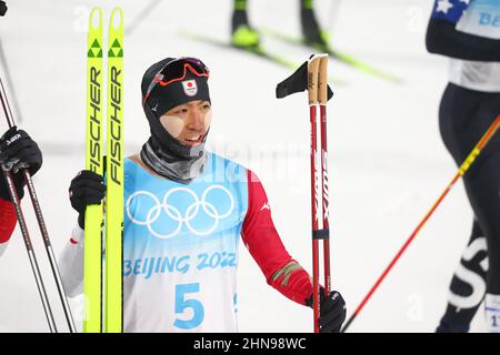 Zhangjiakou, Hebei, China. 15th. Februar 2022. Akito Watabe (JPN) Nordische Kombination: Individuelle LH/10km während der Olympischen Winterspiele 2022 in Peking im Nationalen Langlaufzentrum in Zhangjiakou, Hebei, China . Quelle: Yohei Osada/AFLO SPORT/Alamy Live News Stockfoto