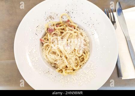 Tagliolini Pasta alla Gricia, es ist ein typischer erster Gang der römischen Tradition, Pecorino romano Käse, Speck, Salz, Italien, Europa Stockfoto