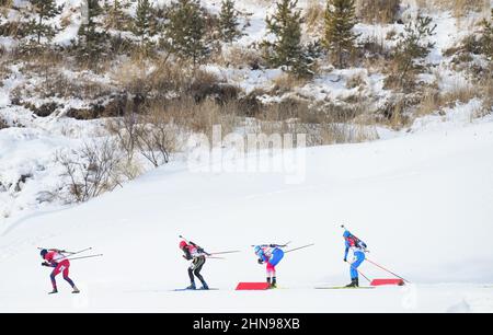 Zhangjiakou, Chinas Provinz Hebei. 15th. Februar 2022. Athleten treten während der 4x7,5-km-Staffel von Biathlon-Männern im Nationalen Biathlon-Zentrum in Zhangjiakou, nordchinesische Provinz Hebei, am 15. Februar 2022 an. Quelle: Jiang Hongjing/Xinhua/Alamy Live News Stockfoto