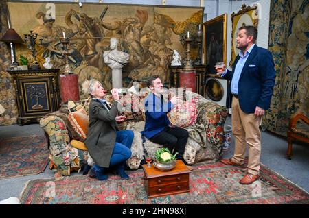 Billingshurst , Sussex, UK 15th February 2022 - von links Sara Cooper , Adam Garner und will Pasfield von Bellmans Fine Art Auctioneers, Wisborough Green bei Billingshurst mit Onkel Monty's berühmtem Sofa, das nächste Woche unter den Möbeln versteigert wird. Gegenstände aus dem Haus von Professor Bernard Nevill, dessen Wohnung in Chelsea der Ort für die Wohnung von Onkel Monty im Film „Withnail & I“ war, der in diesem Jahr sein 35th-jähriges Jubiläum feiert, werden nächste Woche am 23rd. Februar versteigert: Credit Simon Dack / Alamy Live News Stockfoto