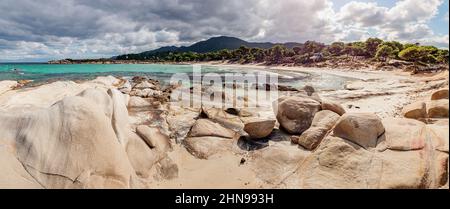 Berühmter leerer Karydi-Strand in der Nähe des Dorfes Vourvourou auf der Halbinsel Sithonia in der Region Chalkidiki. Besuchen Sie touristische Reiseziele und Resorts von Stockfoto