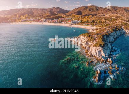 Panoramablick auf einen der berühmtesten und beliebtesten Strände der Region Chalkidiki - Kalamitsi auf der Halbinsel Sithonia. Besuch in Griechenland und Stockfoto