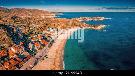 Besuchen Sie den Strand von Kalamitsi in Griechenland. Luftaufnahme der idyllischen Seestücke auf der Halbinsel Sithonia in Chalkidiki. Hoch über den Dächern des Resorts Stockfoto