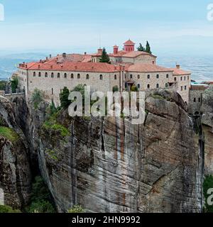 Kloster St. Stephan am Rand der Klippe in Meteora, Griechenland Stockfoto