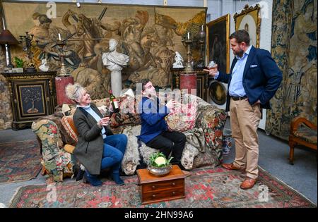 Billingshurst , Sussex, UK 15th February 2022 - von links Sara Cooper , Adam Garner und will Pasfield von Bellmans Fine Art Auctioneers, Wisborough Green bei Billingshurst mit Onkel Monty's berühmtem Sofa, das nächste Woche unter den Möbeln versteigert wird. Gegenstände aus dem Haus von Professor Bernard Nevill, dessen Wohnung in Chelsea der Ort für die Wohnung von Onkel Monty im Film „Withnail & I“ war, der in diesem Jahr sein 35th-jähriges Jubiläum feiert, werden nächste Woche am 23rd. Februar versteigert: Credit Simon Dack / Alamy Live News Stockfoto