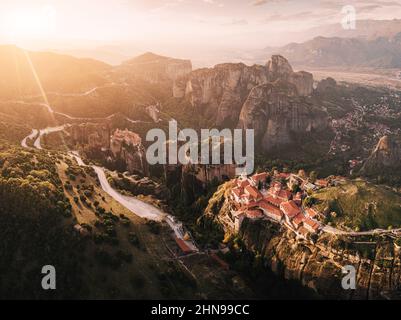 Majestätische Panoramasicht auf die berühmten Meteora fliegenden Klöster in Griechenland bei Sonnenaufgang. Reise zu den Wundern der Welt. Besuchen Sie Travel Attract Stockfoto