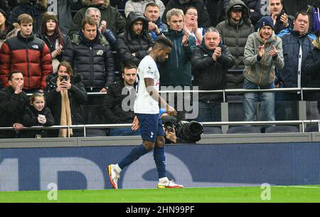 13. Februar 2022 - Tottenham Hotspur gegen Wolverhampton Wanderers - Premier League Ryan Sessegnon wird von Tottenham-Fans applaudiert, nachdem er in der ersten Halbzeit während des Spiels gegen Wolves ersetzt wurde Bildnachweis : © Mark Pain / Alamy Live News Stockfoto