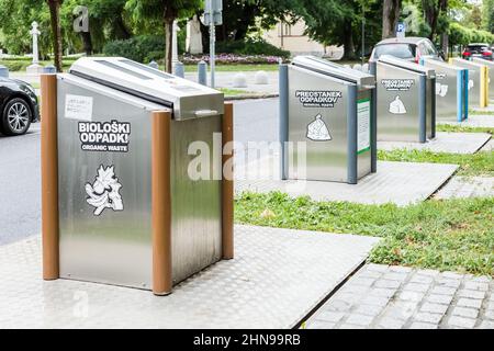 Ljubljana, Slowenien - 23. August 2021: Modernes System von unterirdischen Müllcontainern auf der Straße. Eine separate Müllabfuhr sorgt für Geruchsschutz Stockfoto