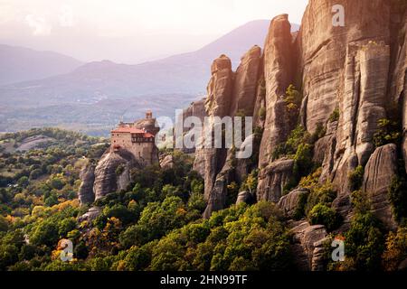 Heiliger Kloster des Heiligen Nikolaus Anapafsas auf einem Felsen bei Meteora. Reisen und Pilger müssen Orte in Griechenland besuchen Stockfoto
