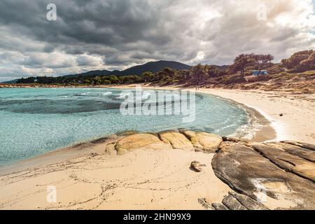 Berühmter leerer Karydi-Strand in der Nähe des Dorfes Vourvourou auf der Halbinsel Sithonia in der Region Chalkidiki. Besuchen Sie touristische Reiseziele und Resorts von Stockfoto