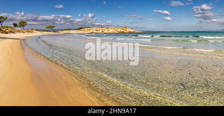 Berühmter leerer Karydi-Strand in der Nähe des Dorfes Vourvourou auf der Halbinsel Sithonia in der Region Chalkidiki. Besuchen Sie berühmte Reiseziele und Resorts von G Stockfoto