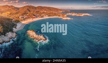 Panoramablick auf einen der berühmtesten und beliebtesten Strände der Region Chalkidiki - Kalamitsi auf der Halbinsel Sithonia. Besuch in Griechenland und Stockfoto