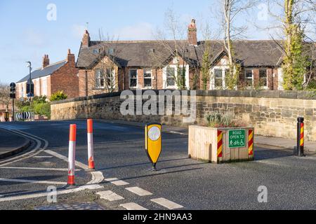 Eine Fußgängerbrücke, keine Autozone an der Stoneyhurst Road, South Gosforth, Newcastle upon Tyne, Großbritannien