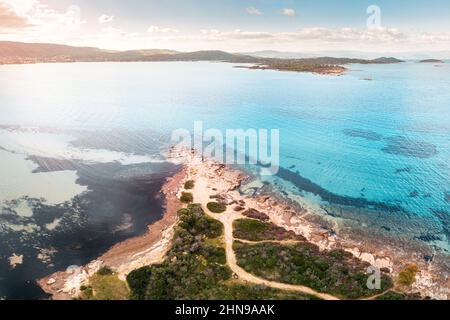 Luftaufnahme der paradiesischen Küste mit verschiedenen Schattierungen von türkisfarbenem Wasser. Korallenriffe und Kap mit abgeschiedenen Sandstränden in der Nähe der ikonischen Resort-Villa Stockfoto